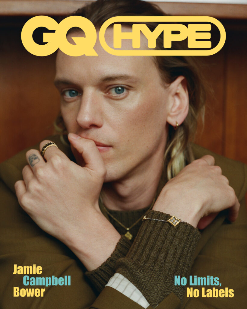 Ramage Eternelle ring in white and yellow gold with rose-cut diamonds, Opera Tulle bracelet in white and yellow gold, and mini pendant in yellow gold with mother-of-pearl, Buccellati. 