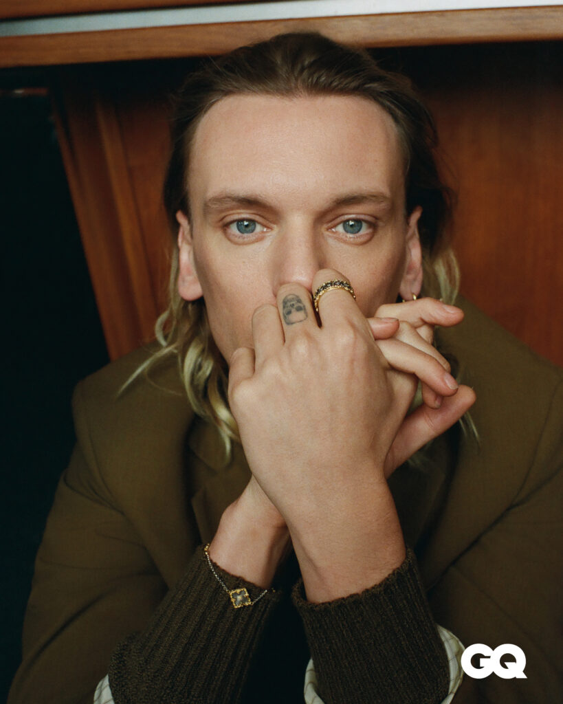 Blazer and sweater, Tod’s. 

Ramage Eternelle ring in white and yellow gold with rose-cut diamonds and Opera Tulle bracelet in white and yellow gold, Buccellati. 
