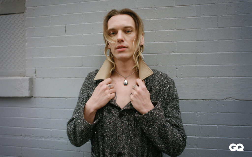 Macri Classica drop-shape pendant in white gold with diamond, Buccellati.